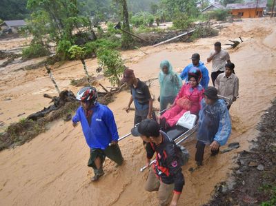 Sungai di Padang Meluap, Petugas Evakuasi Warga