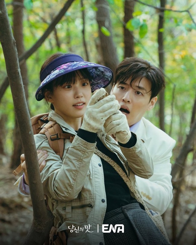 Meski sudah berbagi ciuman di awal episode Tastefully Yours, si ‘chef’ Go Min Si tak langsung mengakui perasaannya untuk ‘pewaris konglomerat’ Kang Ha Neul. Kehadiran Yoo Yeon Seok sebagai mantan kekasih Go Min Si menambah ketegangan cerita. Foto: dok. ENA