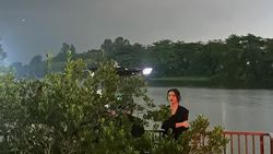 7 Potret Tiara Andini Memikat Syuting MV di Singapura