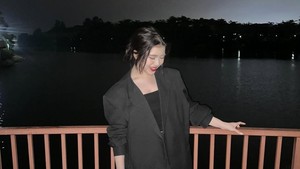 Momen malam hari di tepi danau memberi sentuhan sendu yang pas dengan vibe lagunya. Foto: Instagram Tiara Andini