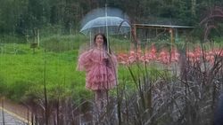 7 Potret Tiara Andini Memikat Syuting MV di Singapura