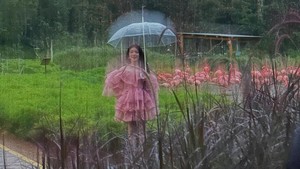 Flamingo dan hamparan hijau Singapura ikut jadi saksi proses kreatif Tiara Andini. Foto: Instagram Tiara Andini