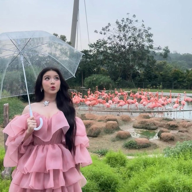 7 Potret Tiara Andini Memikat Syuting MV di Singapura