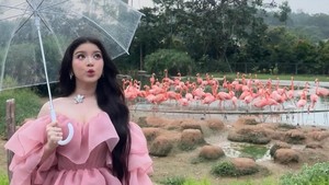 Nuansa alam yang asri jadi latar sempurna buat emosi lembut yang ingin disampaikan Tiara Andini di Cinta Seperti Aku. Foto: Instagram Tiara Andini