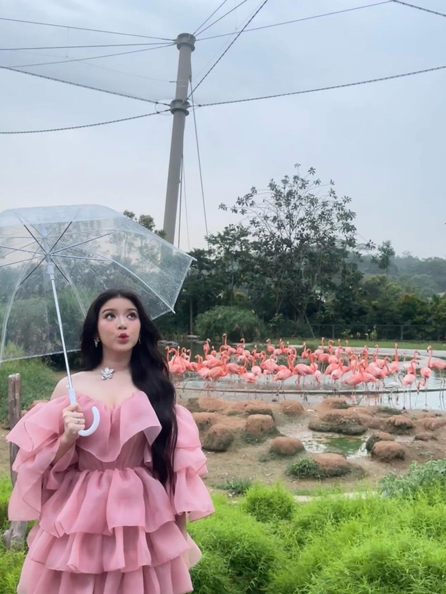 7 Potret Tiara Andini Memikat Syuting MV di Singapura