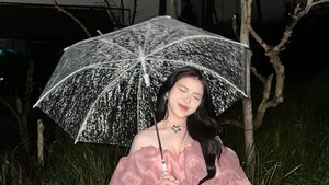 Tiara Andini tampil bak tokoh dongeng modern dengan gaun pink dan payung transparan di lokasi syuting MV terbarunya. Foto: Instagram Tiara Andini