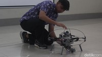 Drone ini dirancang untuk melakukan pemetaan wilayah terdampak bencana serta mengidentifikasi berbagai indikator risiko, seperti retakan bangunan, karat, dan potensi bahaya struktural lainnya.