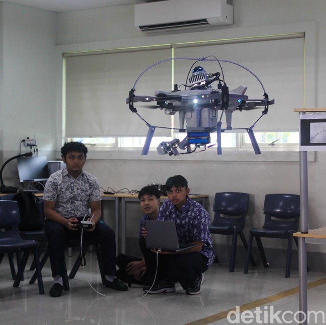 Tiga Pelajar SMA Kembangkan Drone Rajawali untuk Bencana