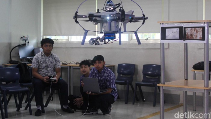 Tiga pelajar SMA memamerkan Drone Rajawali di Sekolah Internasional ACS Jakarta, Senin (15/12/2025), sebagai inovasi teknologi untuk mendukung penanganan bencana.