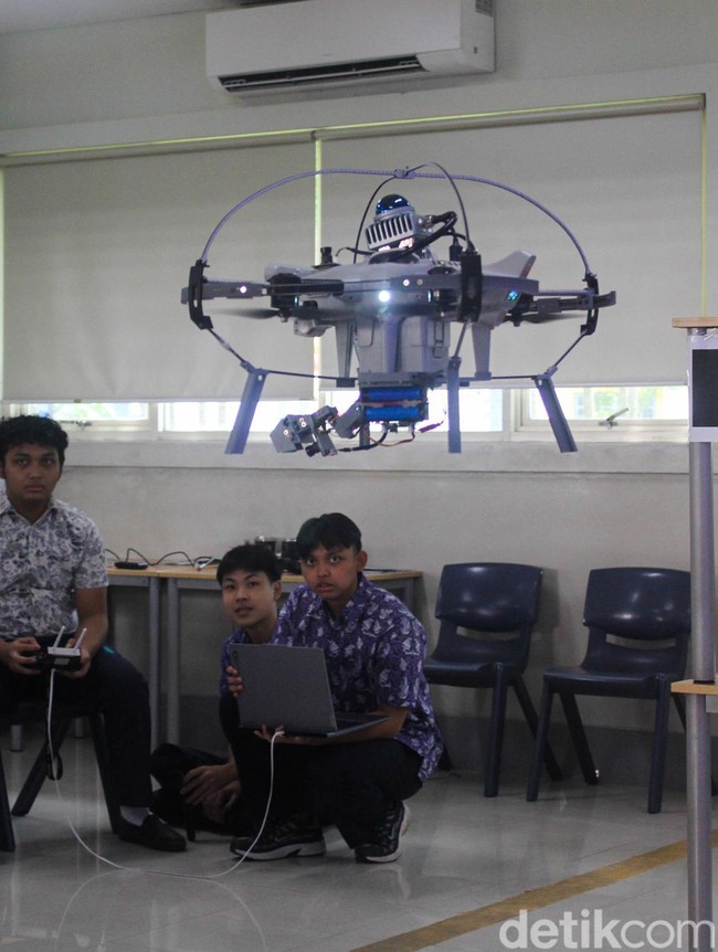 Tiga Pelajar SMA Kembangkan Drone Rajawali untuk Bencana
