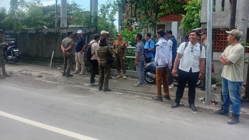 Tim gabungan Satpol PP Badung mengecek aliran sungai di perbatasan Tegalgundul-Berawa, Desa Tibubeneng, Kuta Utara, yang diduga menyempit, Senin (15/12/2025). (Satpol PP Badung)