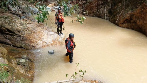 Tim SAR melakukan upaya pencarian warga hilang terseret air bah di Lunyuk, Sumbawa, NTB, Senin (15/12/2025). (Foto: SAR Mataram).