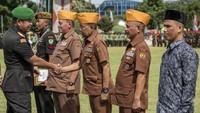 Anggota Legiun Veteran Republik Indonesia mendapat penghormatan dari Kepala Staf Angkatan Darat Jenderal TNI Maruli Simanjuntak (kiri) setelah rangkaian upacara Hari Juang TNI AD berlangsung di Lapangan Manunggal Brigif 15/Kujang II, Kota Cimahi, Jawa Barat, Senin (15/12/2025). ANTARA FOTO/Abdan Syakura  