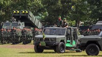 Dalam rangkaian upacara tersebut, Jenderal TNI Maruli Simanjuntak (kanan) juga memeriksa kesiapan pasukan sebagai bagian dari peringatan Hari Juang TNI AD yang mengusung tema kemanunggalan TNI Angkatan Darat dengan rakyat. ANTARA FOTO/Abdan Syakura  