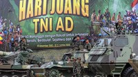 Para prajurit TNI Angkatan Darat mengikuti jalannya upacara dengan khidmat, yang turut dimeriahkan berbagai kegiatan sosial dan atraksi militer sebagai wujud kedekatan TNI dengan masyarakat. ANTARA FOTO/Abdan Syakura  