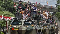 Usai upacara di Cimahi, prajurit TNI AD mendampingi warga menaiki kendaraan taktis panser Anoa, sekaligus memperkenalkan alutsista dalam parade dan demonstrasi militer untuk memeriahkan peringatan Hari Juang. ANTARA FOTO/Abdan Syakura  