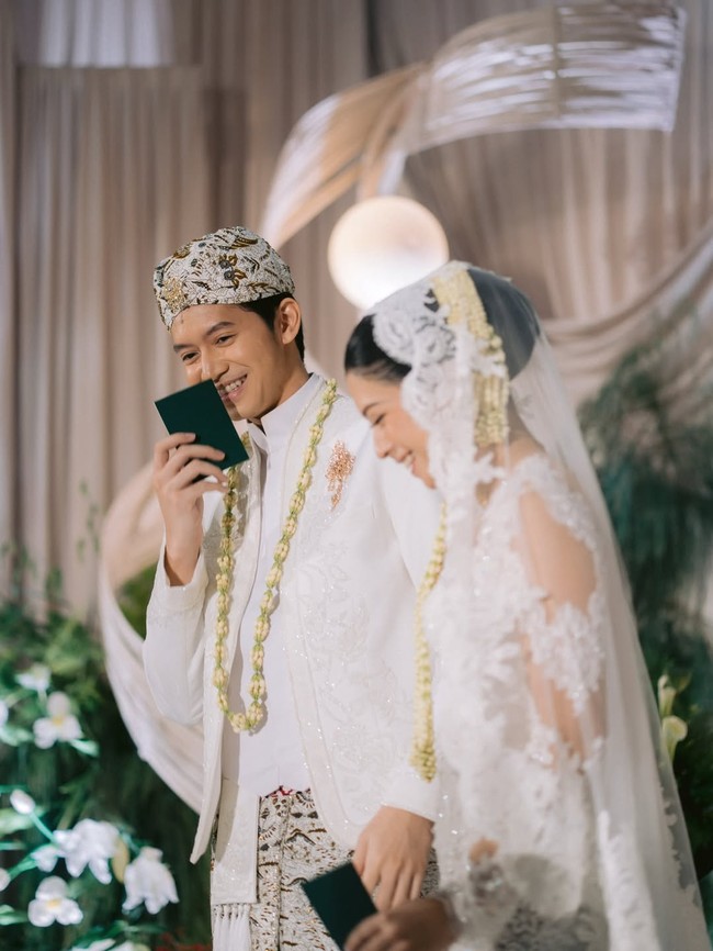 “Saya terima nikah dan kawinnya Narrel Amara binti Winki Wicaksono dengan maskawin tersebut dibayar tunai,” ucap Tristan Juliano dengan lantang saat prosesi ijab kabul. Ia resmi melepas masa pajangnya di usia 28 tahun. Foto: dok. Instagram @tristanjulianos