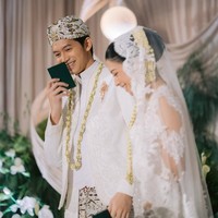“Saya terima nikah dan kawinnya Narrel Amara binti Winki Wicaksono dengan maskawin tersebut dibayar tunai,” ucap Tristan Juliano dengan lantang saat prosesi ijab kabul. Ia resmi melepas masa pajangnya di usia 28 tahun. Foto: dok. Instagram @tristanjulianos