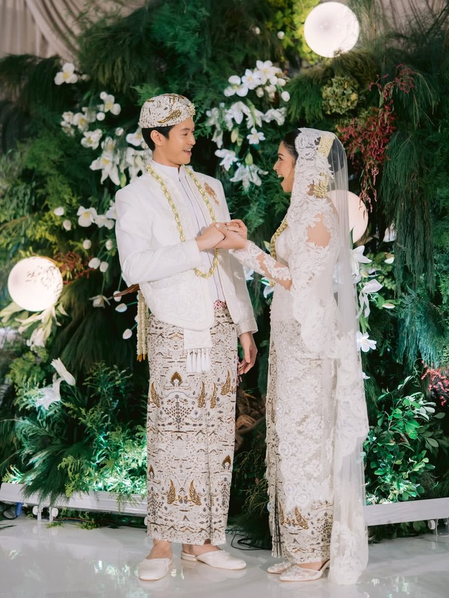 Akad nikah berlangsung dengan nuansa elegan. Tristan Juliano tampil gagah mengenakan busana serba putih, serasi dengan Narrel Amara yang anggun dalam balutan gaun pengantin berwarna senada. Foto: dok. Instagram @tristanjulianos