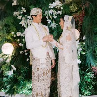 Akad nikah berlangsung dengan nuansa elegan. Tristan Juliano tampil gagah mengenakan busana serba putih, serasi dengan Narrel Amara yang anggun dalam balutan gaun pengantin berwarna senada. Foto: dok. Instagram @tristanjulianos