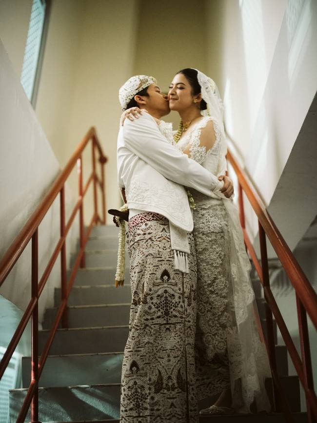 Tristan Juliano dan Narrel Amara diketahui telah menjalin hubungan asmara sejak 2018. Kisah cinta keduanya sempat menjadi sorotan publik setelah diangkat dalam video klip Rumah ke Rumah milik rekan personelnya Hindia alias Baskara Putra. Foto: dok. Instagram @tristanjulianos