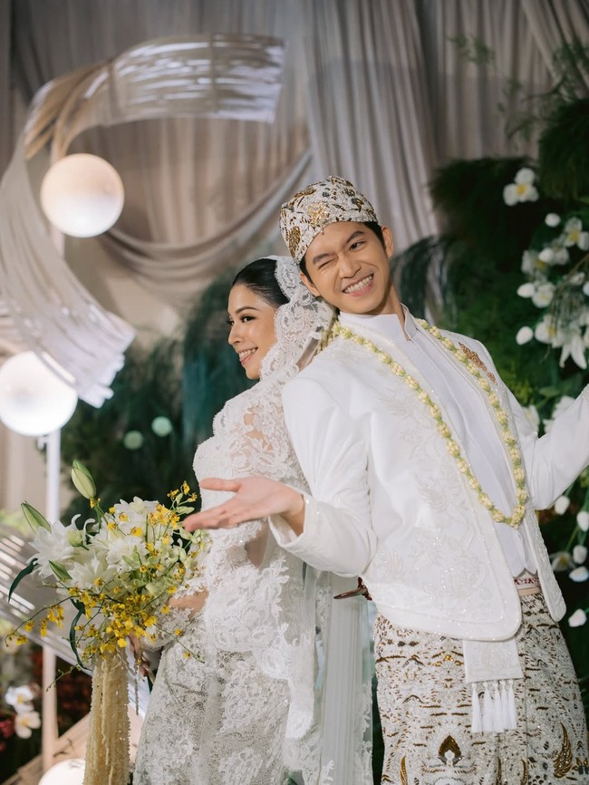 Musisi Tristan Juliano telah melangsungkan pernikahan dengan kekasihnya Narrel Amara di Soehana Hall, Jakarta pada Sabtu (13/12/2025). Anak kedua Addie MS dan Memes itu menyusul kakaknya Kevin Aprilio yang menikah pada 2020. Foto: dok. Instagram @tristanjulianos