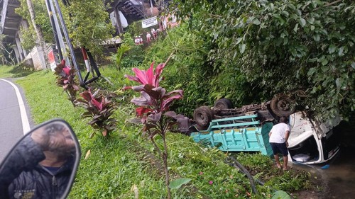 Truk Isuzu terguling setelah menabrak tiang telepon di Jalan Singaraja-Bedugul, tepatnya di depan Sekolah Dasar Negeri (SDN) 1 Gitgit, Kecamatan Sukasada, Buleleng, Senin (15/12/2025). (Dok. Polres Buleleng)