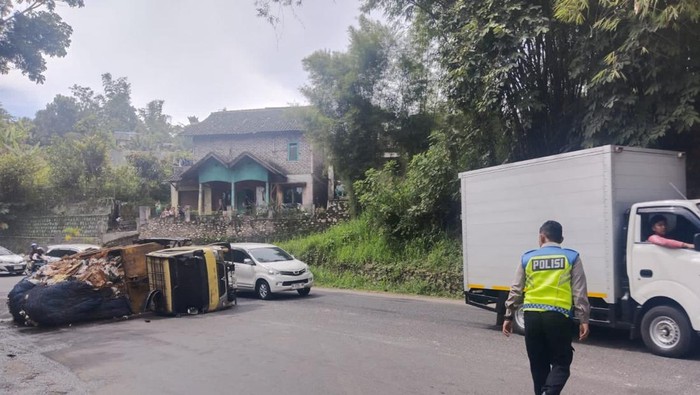Truk Sampah Hendak ke TPA Sarimukti Terguling di Jalan Bandung-Cianjur