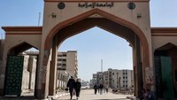 Terlihat beberapa mahasiswa melewati gerbang utama Islamic University of Gaza (IUG) di kota Gaza, menandai dimulainya kuliah tatap muka setelah hampir dua tahun terhenti akibat perang. AFP/OMAR AL-QATTAA  