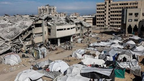 Students interact at the Islamic University after the resumption of classes during a ceasefire between Israel and Hamas in Gaza City, on December 2, 2025. The US-brokered ceasefire between Israel and Hamas  with Egypt, Turkey and Qatar also mediating  entered into force on October 10, nearly two years after the Gaza war erupted following Hamass October 7, 2023 attack on Israel that killed 1,221 people. Israels retaliatory assault on Gaza has killed at least 70,103 people, according to figures from the territorys health ministry that the UN deems reliable. (Photo by Omar AL-QATTAA / AFP)