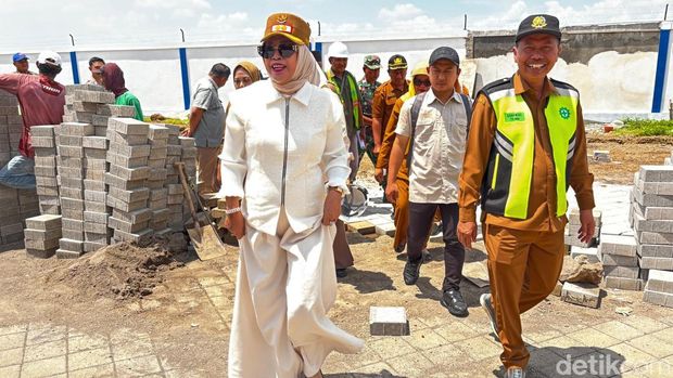 Wabup Mimik saat sidak SMPN 2 Prambon Sidoarjo Wabup Mimik saat sidak SMPN 2 Prambon Sidoarjo