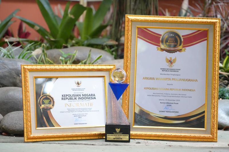 Wakapolri Komjen Dedi Prasetyo menerima penghargaan dari KPI Wakapolri Komjen Dedi Prasetyo menerima penghargaan dari KPI