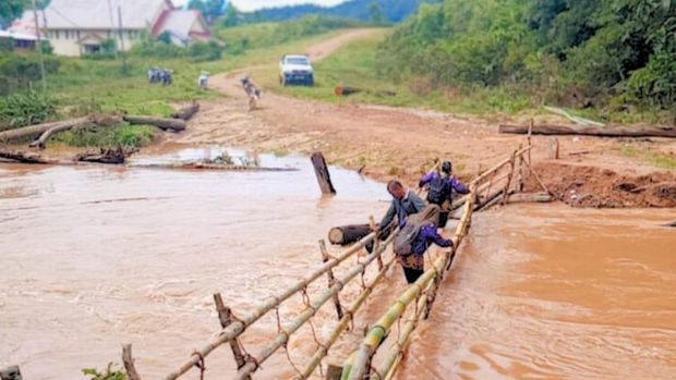 Warga Desa Long Layu, Krayan, melewati jembatan darurat Warga Desa Long Layu, Krayan, melewati jembatan darurat.