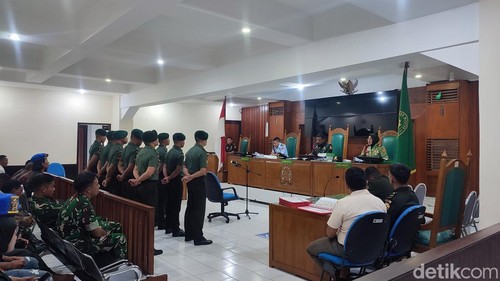 10 anggota TNI menjalani sidang vonis kasus penganiayaan Pengadilan Militer (Dimil) III-14 Denpasar pada Selasa (16/12/2025). (Foto: Ahmad Firizqi Irwan/detikBali)