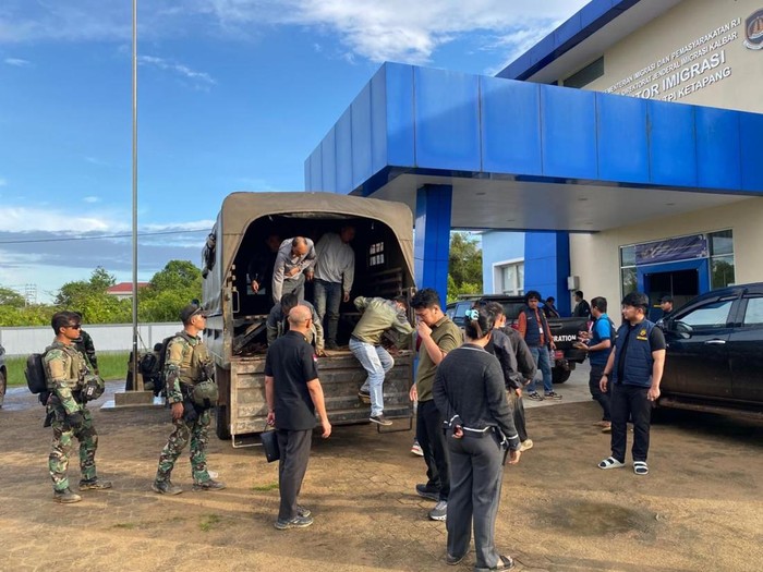 15 WN China diamankan di Kantor Imigrasi Ketapang.