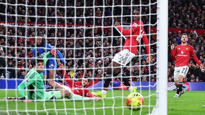MANCHESTER, ENGLAND - DECEMBER 15: Antoine Semenyo of Bournemouth scores a goal to make it 1-1 during the Premier League match between Manchester United and Bournemouth at Old Trafford on December 15, 2025 in Manchester, England. (Photo by Robbie Jay Barratt - AMA/Getty Images)