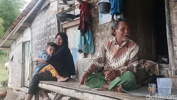 Abah Dalang, Lansia yang viral sakit diangkut ekskavator lewati jalan rusak di pelosok KBB Abah Dalang, Lansia yang viral sakit diangkut ekskavator lewati jalan rusak di pelosok KBB