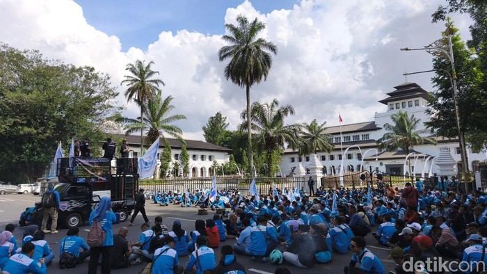 Buruh Jabar Tekan Pemerintah Segera Tetapkan Aturan Upah Minimum