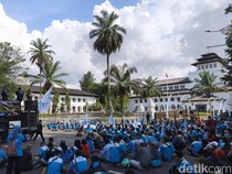 Desak Revisi Kepgub UMSK 2026, Ribuan Buruh Demo Gedung Sate Hari Ini
