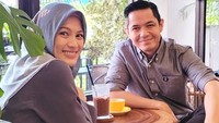 Gaya pacaran keduanya juga seperti anak gen Z. Mereka nongkrong di kafe, Dude Harlino memesan kopi dan Alyssa Soebandono memesan es cokelat. Foto: Instagram/@alyssasoebandono