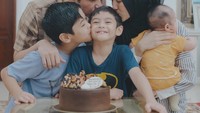 Terakhir ada momen manis saat Alyssa Soebandono dan Dude Harlino merayakan ulang tahun anaknya, yang bernama Malik dengan kue cokelat.  Foto: Instagram/@alyssasoebandono