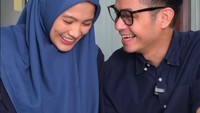 Pasangan yang pertama kali kenal di lokasi syuting sinetron ini dikenal romantis. Itu terlihat dari momen saat menikmati semangka ini. Foto: Instagram/@alyssasoebandono