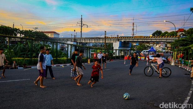 Anak-anak bermain di Jembatan Kewek, Danurejan, Kota Jogja, yang ditutup, Selasa (16/12/2025). Anak-anak bermain di Jembatan Kewek, Danurejan, Kota Jogja, yang ditutup, Selasa (16/12/2025).