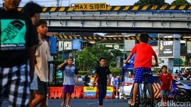 Anak-anak bermain di Jembatan Kewek, Danurejan, Kota Jogja, yang ditutup, Selasa (16/12/2025). Anak-anak bermain di Jembatan Kewek, Danurejan, Kota Jogja, yang ditutup, Selasa (16/12/2025).