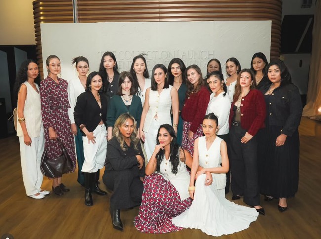 Turut mendukung bisnis sang mama, kedua putri Wulan Guritno, Shaloom Razade dan London Abigail, tampil sebagai model catwalk di acara launching merek fashion milik Wulan. Foto: Instagram/@wulanguritno