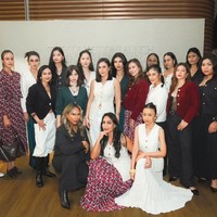 Turut mendukung bisnis sang mama, kedua putri Wulan Guritno, Shaloom Razade dan London Abigail, tampil sebagai model catwalk di acara launching merek fashion milik Wulan. Foto: Instagram/@wulanguritno