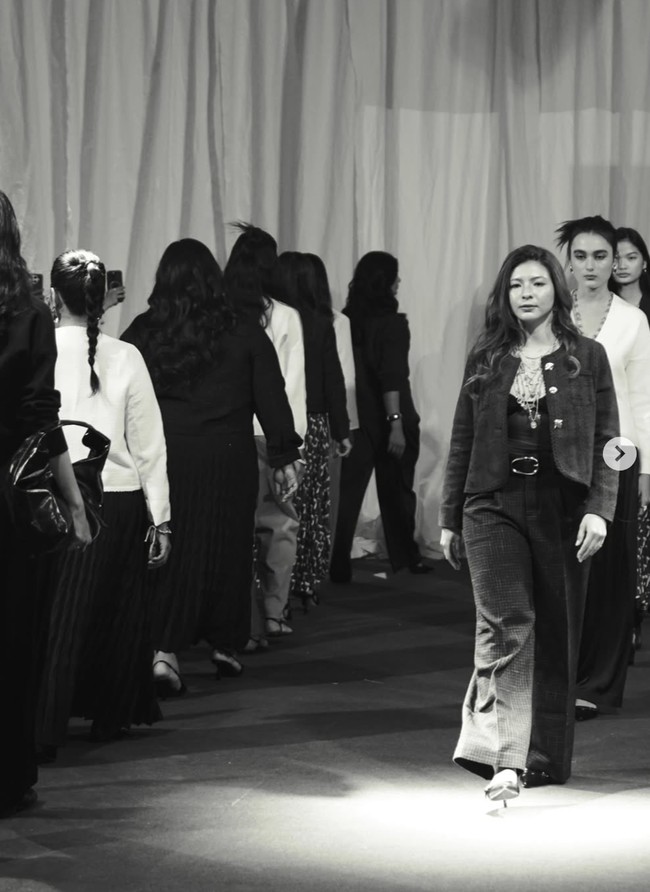 Bersama para model lain, Shaloom dan London memamerkan kepiawaiannya berjalan catwalk. Pesona keduanya pun langsung curi atensi. Foto: Instagram/@wulanguritno