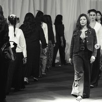 Bersama para model lain, Shaloom dan London memamerkan kepiawaiannya berjalan catwalk. Pesona keduanya pun langsung curi atensi. Foto: Instagram/@wulanguritno