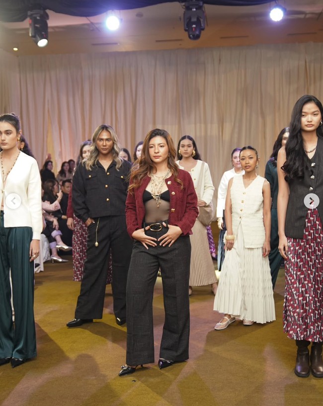 Di keterangan unggahannya Wulan turut memuji penampilan kedua anaknya. Aaahh kece kece banget muses aku. So Here it is, the collections you can mix and match. Enjoy shopping, lovely ladies! tulisnya. Foto: Instagram/@wulanguritno