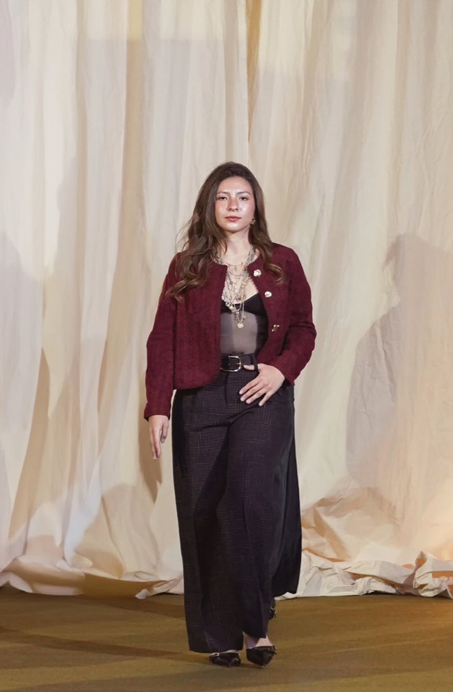 Shaloom tampil dengan gaya modern klasik bernuansa bold. Ia memadukan bralette hitam dengan outer pendek berbahan tweed atau wool berwarna maroon tua. Foto: Instagram/@wulanguritno